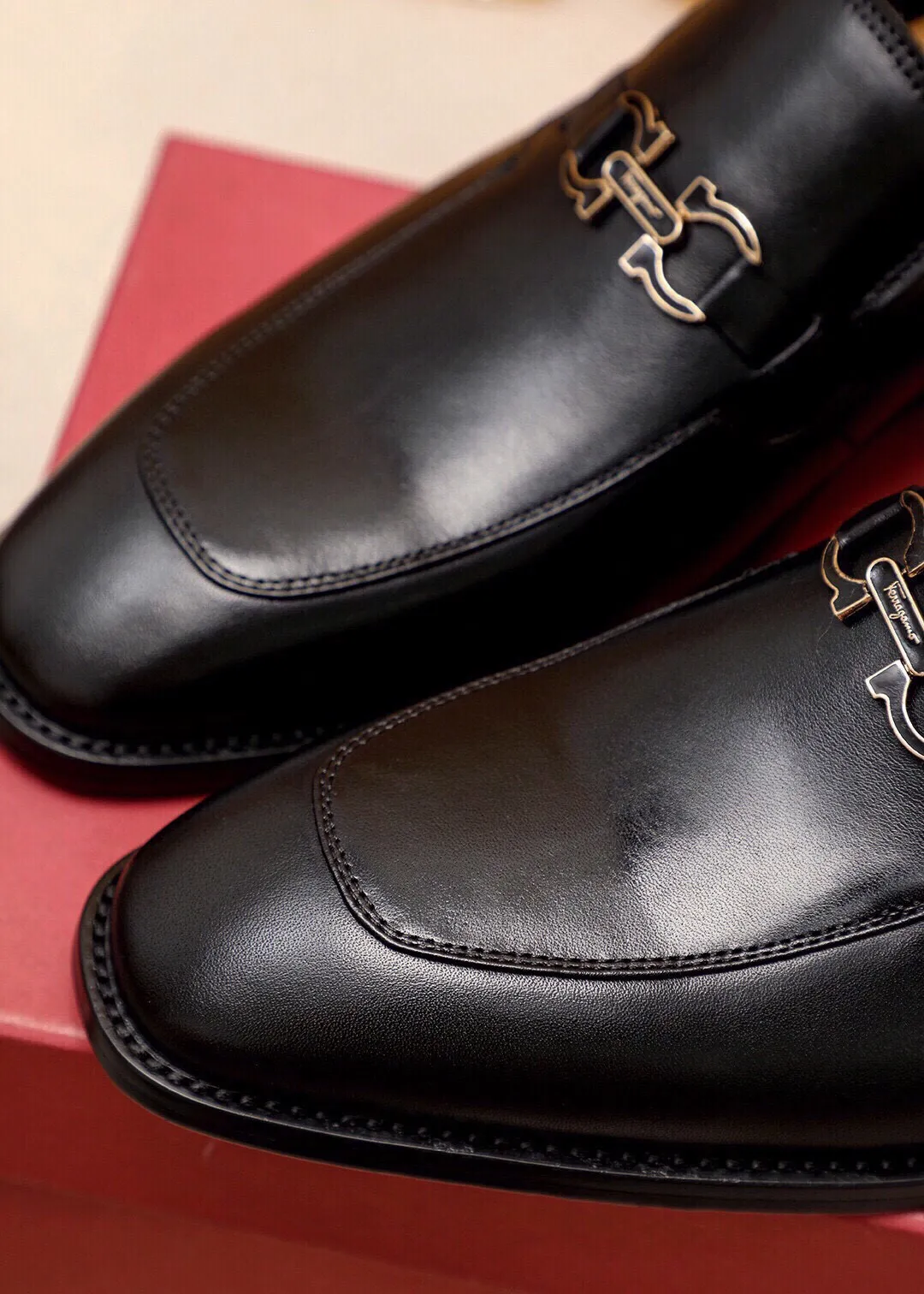 Men's shoes 💰480 💐 Product trademark: Ferragamo "Ferragamo" casual leather shoes Regular size: 38-44 (45🉑️customized) Product materials: Selected imported first-layer calfskin upper + luxury hardware buckle, imported water-dyed cow leather lining. Strong three-dimensional visual effect, original outsole color: 1⃣️color optional